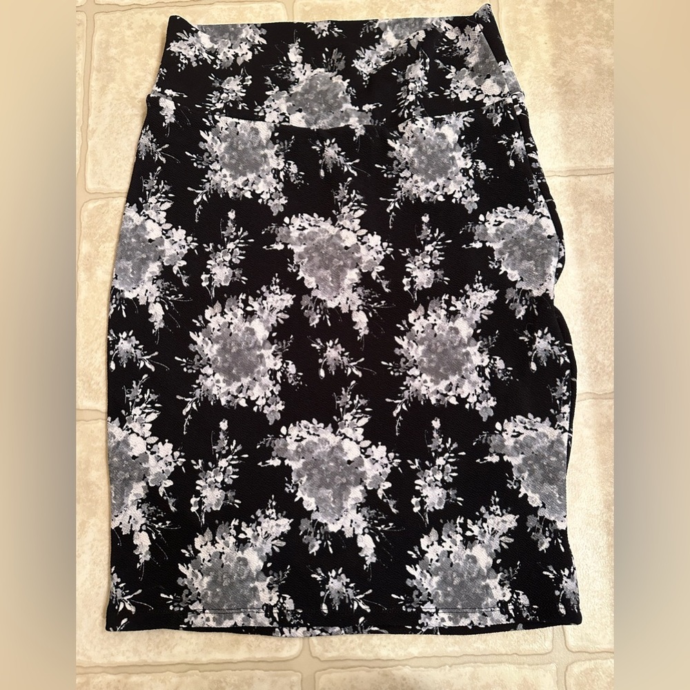 LuLaRoe Cassie Pencil skirt in black floral. EUC. Medium